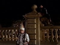 The soldier climbs the Castle gate